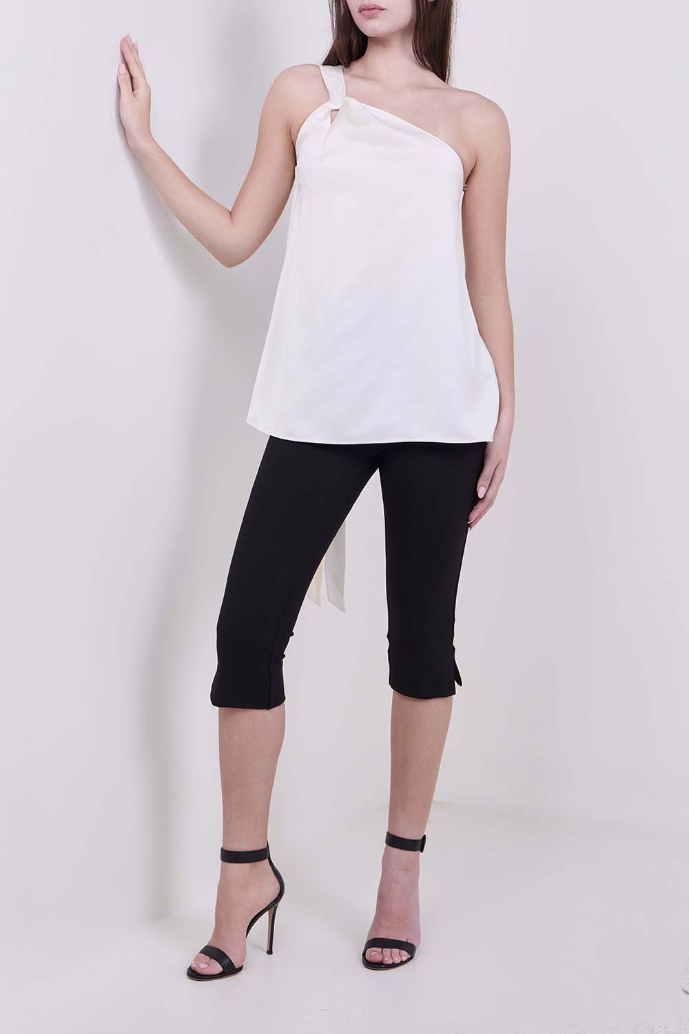 תמונת כל הלוק של טופ וואן-שולדר